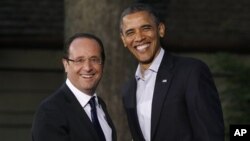 Presiden AS Barack Obama (kanan) dan Presiden Perancis Francois Hollande saat KTT G-8 di Camp David, Maryland, AS tahun 2012 (foto: dok). 