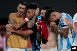 Dari kiri: Angel Di Maria dari Argentina, Enzo Fernandez, Lionel Messi dan Nicolás Otamendi merayakan kemenangan atas Kanada dalam pertandingan sepak bola semifinal Copa America di East Rutherford, 9 Juli 2024. (Foto: AP)