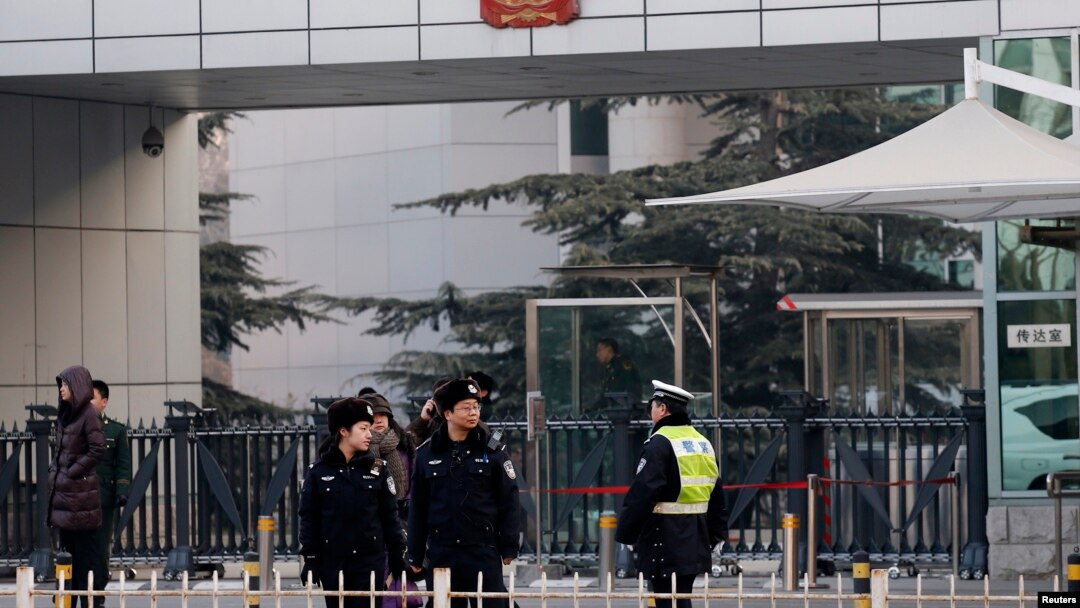 Polisi berjaga-jaga di depan gedung pengadilan di Beijing tempat persidangan aktivis HAM China, Xu Zhiyong pada 22 Januari 2014.