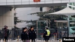 Polisi berjaga-jaga di depan gedung pengadilan di Beijing tempat persidangan aktivis HAM China, Xu Zhiyong pada 22 Januari 2014.