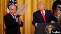 PM Benjamin Netanyahu dan Presiden AS Donald Trump memberikan pernyataan bersama saat mengungkap rencana perdamaian Timur Tengah yang diumumkan hari Selasa (28/1) di Gedung Putih. 