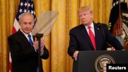 Israel's Prime Minister Benjamin Netanyahu applauds as he and U.S. President Donald Trump deliver joint remarks on a Middle East peace plan proposal in the East Room of the White House in Washington, U.S., January 28, 2020. (REUTERS/Joshua Roberts)
