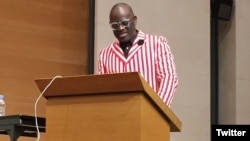 Alain Mabanckou est notamment l’auteur de «Verre cassé», «Mémoires de Porc-Epic» (prix Renaudot 2006) ou encore «Lumières de Pointe-Noire». Il enseigne à l’université UCLA, à Los Angeles, et occupe cette année la chaire annuelle de création artistique au Collège de France.