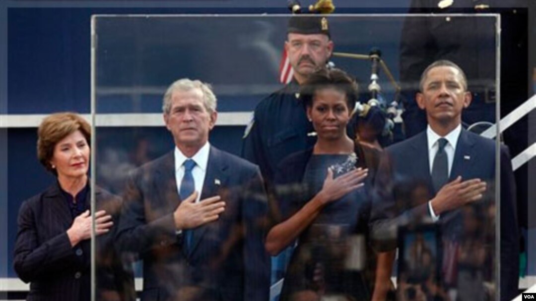 Presiden Barack Obama (kanan) dan mantan Presiden George Bush menghadiri peringatan 10 Tahun serangan 9/11 di lokasi serangan 11 September di New York (11/9).