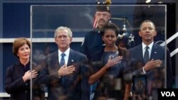 Presiden Barack Obama (kanan) dan mantan Presiden George Bush menghadiri peringatan 10 Tahun serangan 9/11 di lokasi serangan 11 September di New York (11/9).