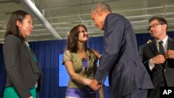 Presiden AS Barack Obama berterima kasih kepada Crystal Oertle dari Shelby, Ohio, yang berbagi kisah pemulihannya dari kecanduan narkoba dalam sebuah konferensi di Atlanta (29/3). (AP/Jacquelyn Martin)