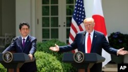 Presiden Donald Trump dan PM Jepang Shinzo Abe memberi keterangan kepada media dalam konferensi pers di Rose Garden, Gedung Putih, Washington. D.C., 7 Juni 2018. (Foto AP / Manuel Balce Ceneta) 