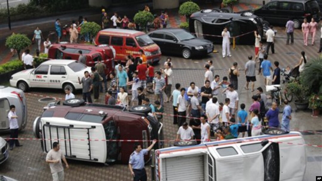 深圳抗议人士掀翻了数辆日本牌子的汽车