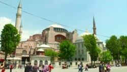 Tourists Flocking to Turkey as Turkish Lira Drops