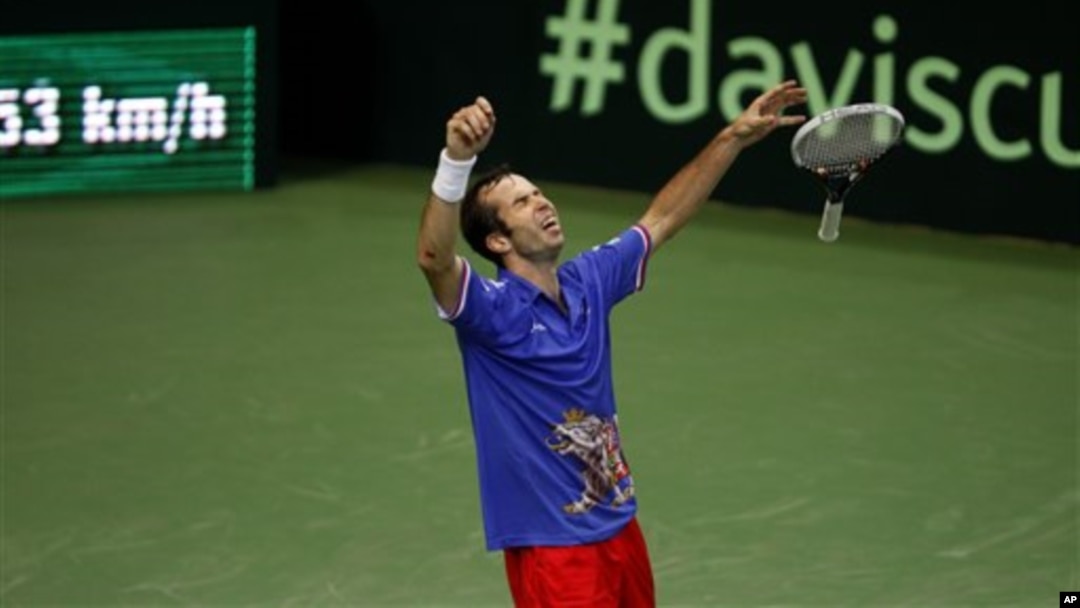 Radek Stepanek merayakan kemenangan atas Nicolas Almagro dalam nomor tunggal final Piala Davis (18/11). Kemenangan Stepanek memastikan Republik Ceko menjuarai Piala Davis.