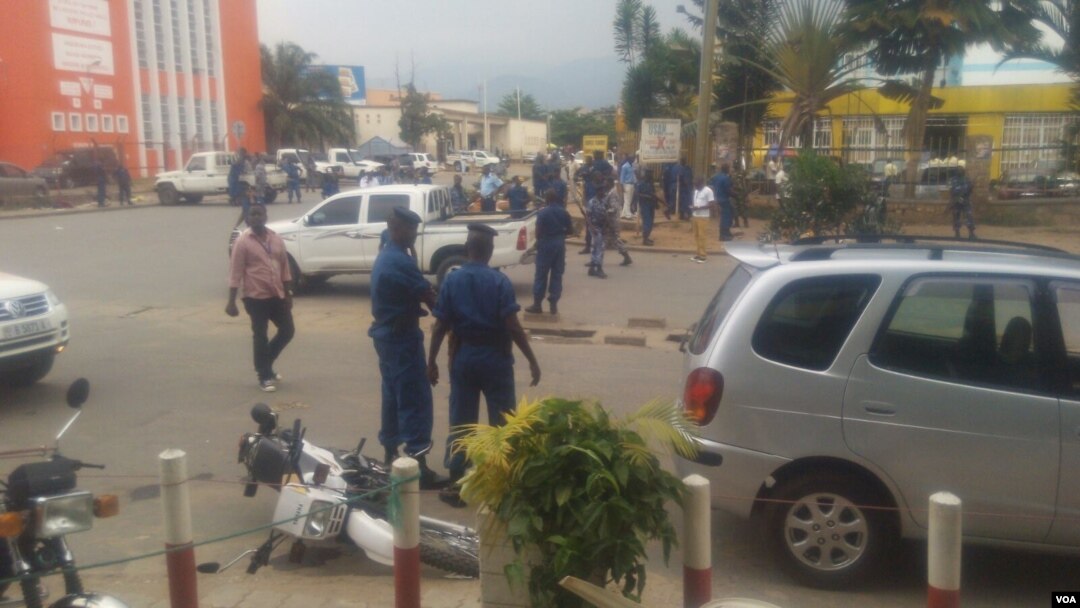 Igipolisi kivuga ko abantu umunani aribo bakomeretse, umwe arababara rwose ku kuguru hongera hafatwa abantu babiri kubw’imvo z'amatohoza