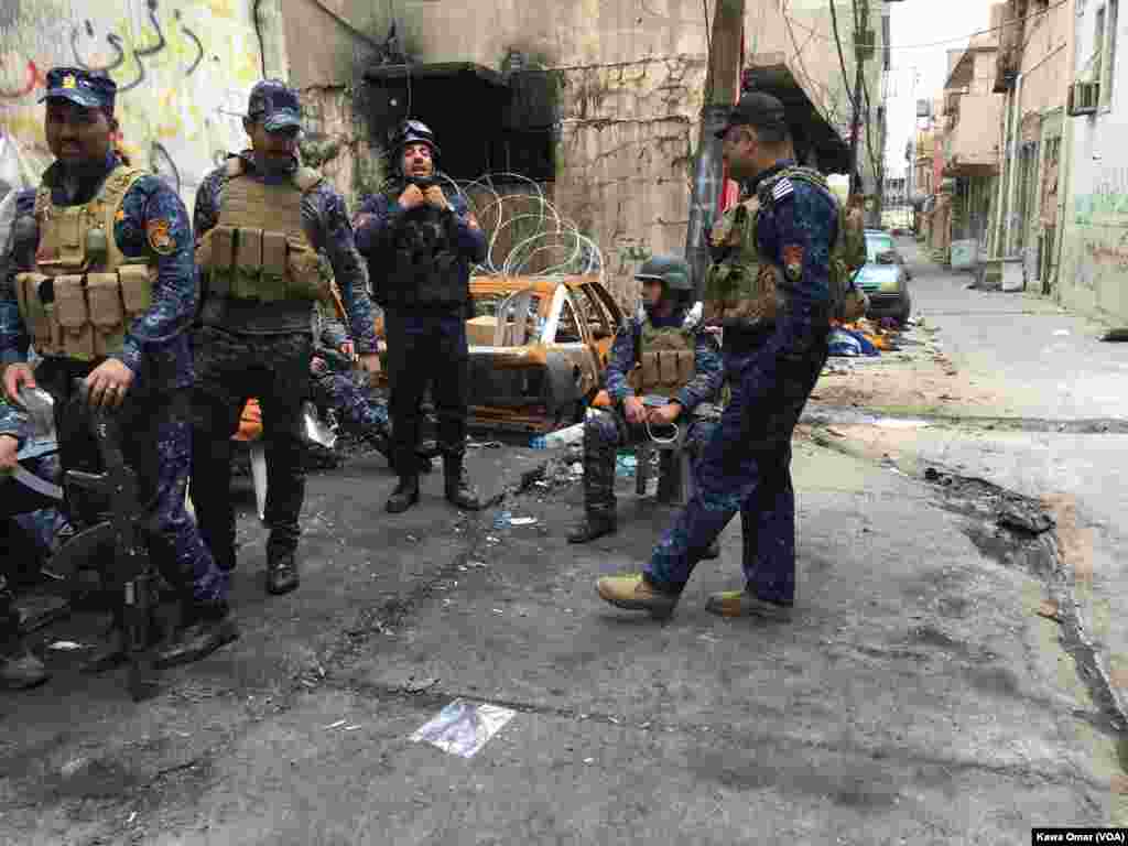 نیروهای نظامی عراقی در حال گزمه در محله باب جدید شهر موصل عراق.