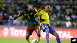 Le Gabonais Pierre Emerick Aubameyang contre le Camerounais Ngadue Ngadjui Michael, à Libreville, Gabon, le 22 janvier 2017.