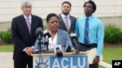 Jennifer Riley-Collins, direktur eksekutif Serikat Kemerdekaan Sipil Amerika (ACLU) di Mississippi, berbicara mengenai sebuah kasus di Jackson, Mei 2016. (AP/Emily Wagster Pettus)