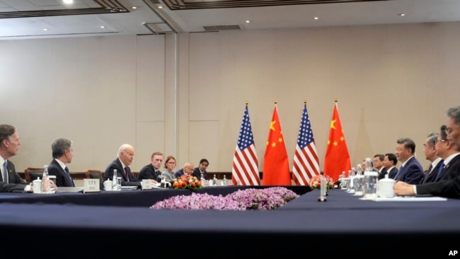 El presidente Joe Biden se sentó frente a frente con su homólogo chino Xi Jinping, el sábado 16 de noviembre, en Lima, Perú.