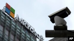 Sigurnosna kamera za nadzor se vidi u blizini poslovne zgrade Microsofta u Pekingu, utorak, 20. jula 2021.