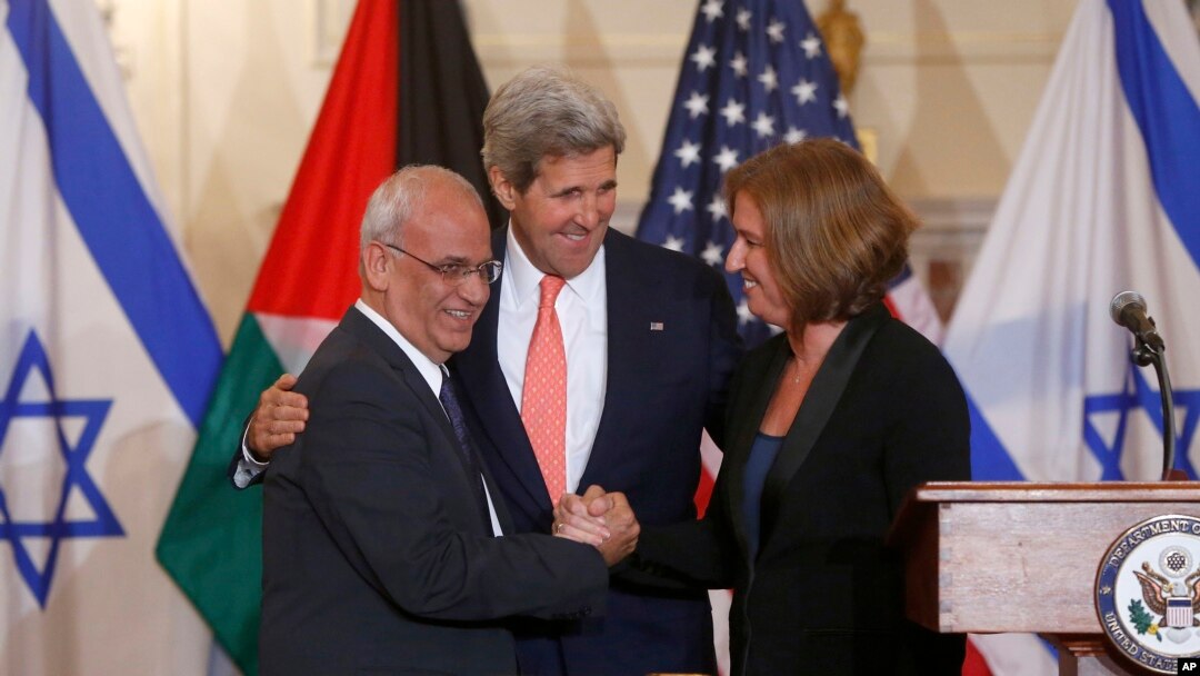 US Secretary of State John Kerry stands between Israel's Justice Minister and chief negotiator Tzipi Livni (R) and Palestinian chief negotiator Saeb Erekat after the resumption of Israeli-Palestinian peace talks, July 30, 2013, Washington.