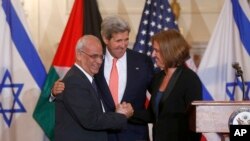 US Secretary of State John Kerry stands between Israel's Justice Minister and chief negotiator Tzipi Livni (R) and Palestinian chief negotiator Saeb Erekat after the resumption of Israeli-Palestinian peace talks, July 30, 2013, Washington.