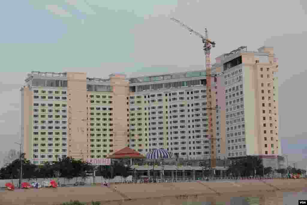 View of Sokha Hotel that built near the Chaktumuk River view, September 27, 2014. (Nov Povleakhena/VOA Khmer) 