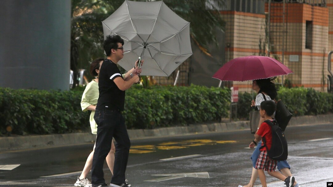 Hujan deras dan angin kencang di Taipei, akibat badai Ineng yang melanda wilayah Taiwan hari Sabtu (24/8). 
