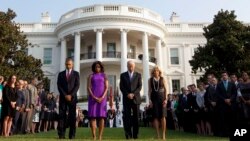 El presidente Barack Obama, la primera dama Michelle Obama, el vicepresidente Joe Biden y su esposa Jill Biden guardan un minuto de silencio en la Casa Blanca.