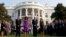 El presidente Barack Obama, la primera dama Michelle Obama, el vicepresidente Joe Biden y su esposa Jill Biden guardan un minuto de silencio en la Casa Blanca.
