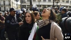 Des manifestants algériens scandent des slogans alors qu'ils manifestent dans la capitale, Alger, contre la candidature de leur président à un cinquième mandat, le 24 février 2019.