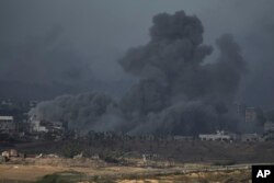 Asap mengepul menyusul serangan udara Israel di Jalur Gaza, terlihat dari Israel selatan, Selasa, 21 November 2023. (Foto: AP)