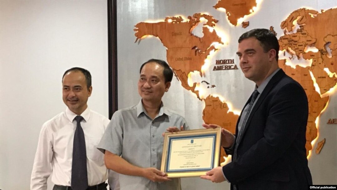 Việt Nam trao tặng 100,000 khẩu trang y tế cho Đại sứ quán Israel tại Việt Nam (Photo: VOV)