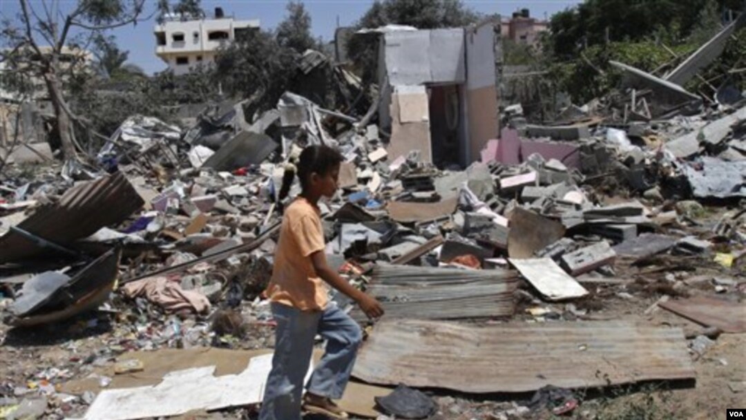 Seorang anak perempuan Palestina berjalan di antara reruntuhan bangunan yang hancur akibat serangan pesawat Israel (19/8).