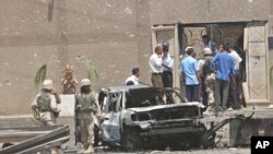 2003年8月7日，伊拉克首都巴格达约旦使馆遭炸弹袭击后，美国军队正在视察使馆大门附近的一辆被毁汽车，这是星期六（2017年3月4日）被处死的10名男子所犯罪行之一。