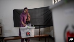 বাংলাদেশের দ্বাদশ নির্বাচনে ভোট দিচ্ছেন একজন নারী 