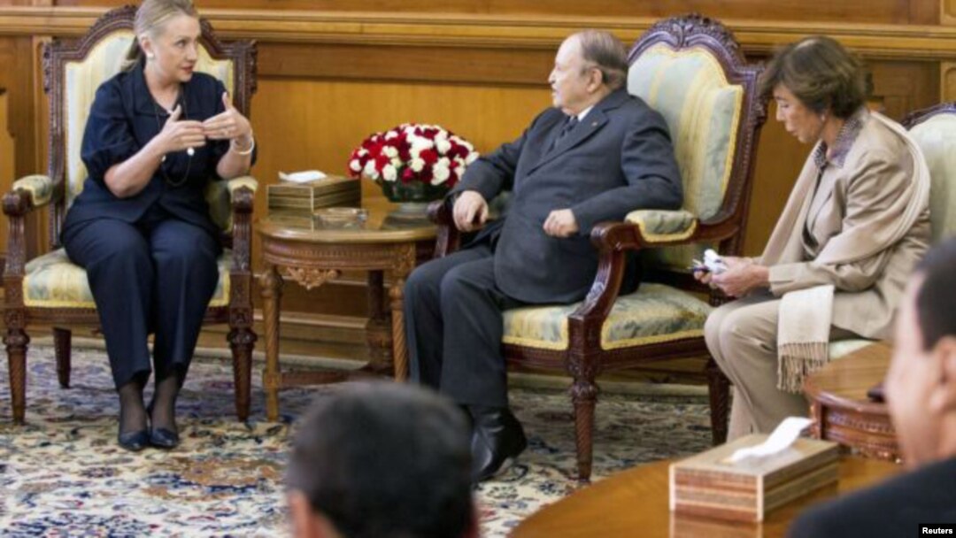 Presiden Aljazair, Abdelaziz Bouteflika menerima kunjungan Menlu AS Hillary Clinton di Algiers hari Senin (29/10).