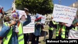 Des manifestants libyens utilisent le symbole français des gilets jaunes à Tripoli le 16 avril 2019.