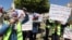 Des manifestants libyens utilisent le symbole français des gilets jaunes à Tripoli le 16 avril 2019.