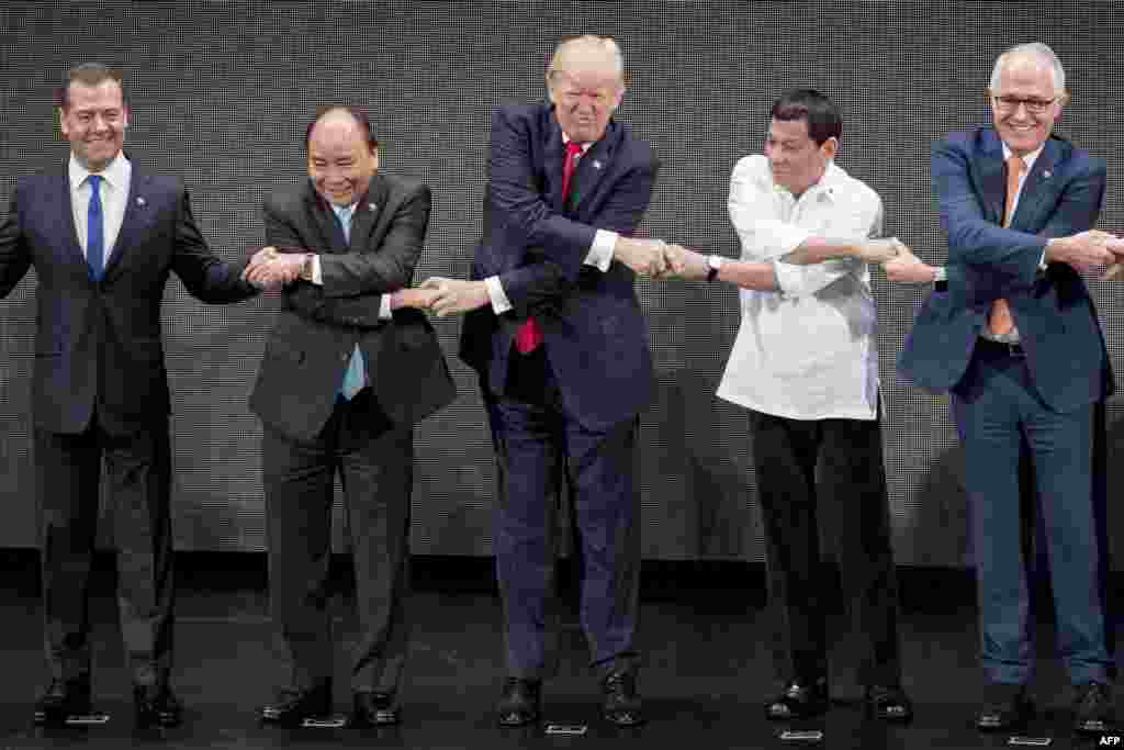 جنوب مشرقی ایشیائی ملکوں کی تنظیم &#39;آسیان&#39; کے 2017 میں ہونے والے اجلاس میں صدر ٹرمپ عالمی رہنماؤں کے ساتھ ہاتھوں میں ہاتھ ڈالے نظر آئے۔