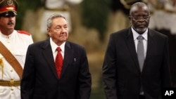 Malam Bacai Sanhá, com Raul Castro, em Havana, em Agosto de 2010