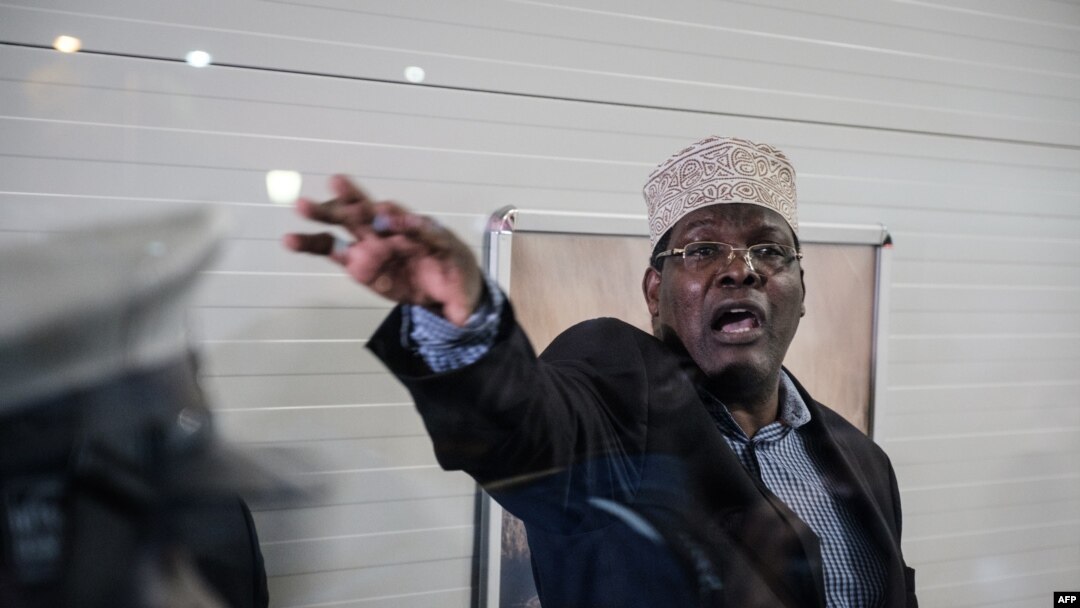 Pengacara Kanada kelahiran Kenya dan Jenderal Gerakan Perlawanan Nasional, Miguna Miguna, di Bandara Internasional Jomo Kenyatta (JKIA), Nairobi, 26 Maret 2018. (Foto: dok).