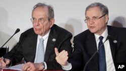 Pier Carlo Padoan, ministro de Economía y Finanzas de Italia, izquierda, junto al gobernador del Banco de Italia participan de una conferencia de prensa este sábado al término de la reunión del Grupo de los Siete países más industrializados. 