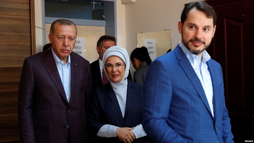 Presiden Turki Recep Tayyip Erdogan, ibu negara Emine Erdogan, dan menantunya, Menteri Keuangan Berat Albayrak memasukkan suara dalam pemilu di Istanbul tahun lalu (foto: dok). 