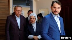 Presiden Turki Recep Tayyip Erdogan, ibu negara Emine Erdogan, dan menantunya, Menteri Keuangan Berat Albayrak memasukkan suara dalam pemilu di Istanbul tahun lalu (foto: dok). 