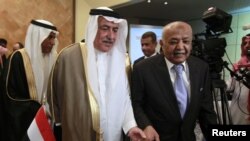 Perdana Menteri Yaman Mohammed Salem Basindwa (kanan) bersama Menteri Keuangan Saudi Arabia Ibrahim al-Assaf pada pertemuan donor internasional di Riyadh. (Foto: Reuters)