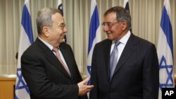 Menteri Pertahanan Israel Ehud Barak (kiri) dan Menteri Pertahanan Amerika Leon Panetta di Tel Aviv, Israel (1/8).