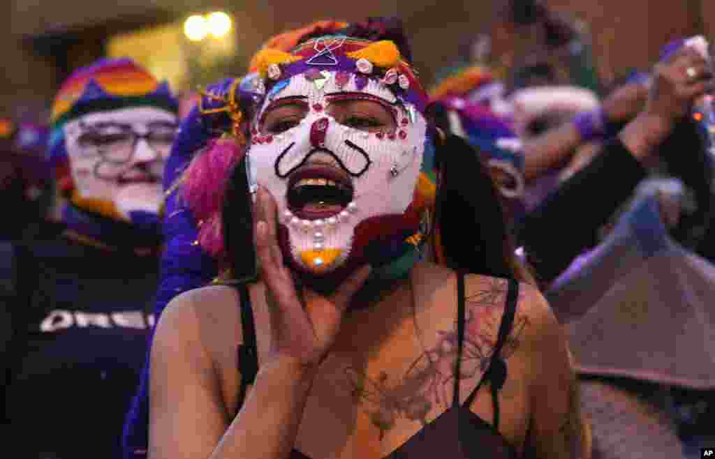 Una mujer grita consignas durante una marcha para conmemorar el Día Internacional de la Mujer, en La Paz, Bolivia, el viernes 7 de marzo de 2025. (Foto AP/Juan Karita)