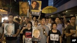Activistas pro democracia marcharon hacia el hotel donde se hospeda el presidente chino, Xi Jinping, en Hong Kong, el viernes, 30 de junio de 2017.