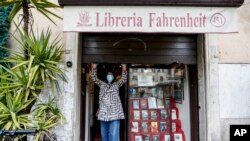  지난 20일 이탈리아 로마에서 서점 주인이 가게 문을 열고 있다. 