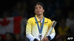 La medallista de plata, Lucía Yamileth Yepez Guzmán de Ecuador, posa con su medalla en la ceremonia de presentación de la prueba de lucha libre femenina de 53 kg en el Champ-de-Mars Arena durante los Juegos Olímpicos de París 2024, en París el 8 de agosto de 2024.