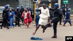 FILE: Ipholisa ligwenxa owesifazane phandle kwamawofisi ebandla leMDC elikhokhelwa nguMnu. Nelson Chamisa. (Photo by Jekesai NJIKIZANA / AFP)