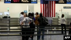 Para penumpang pesawat yang memasuki AS antri di tempat pemeriksaan Customs and Border Protection (CBP) saat tiba di bandara international Miami, Florida (foto: ilustrasi). Dua WNI ditahan oleh aparat keamanan CBP di bandara Los Angeles.