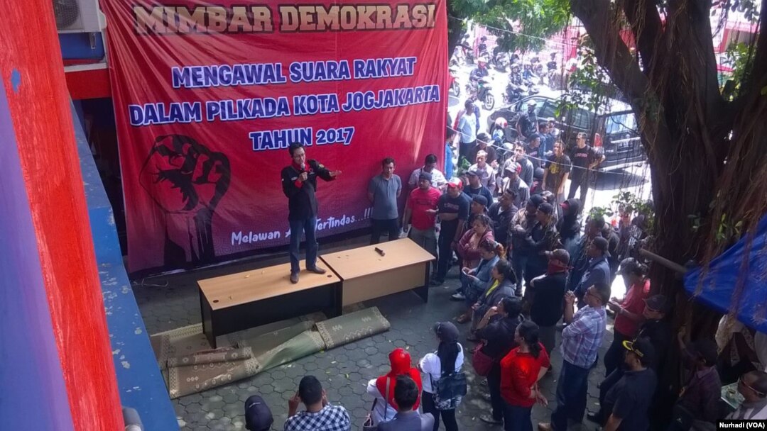 Massa pendukung Imam-Fadli dalam Pilkada Kota Yogya menggelar aksi di Posko mereka di Yogyakarta (Foto: VOA/Nurhadi)